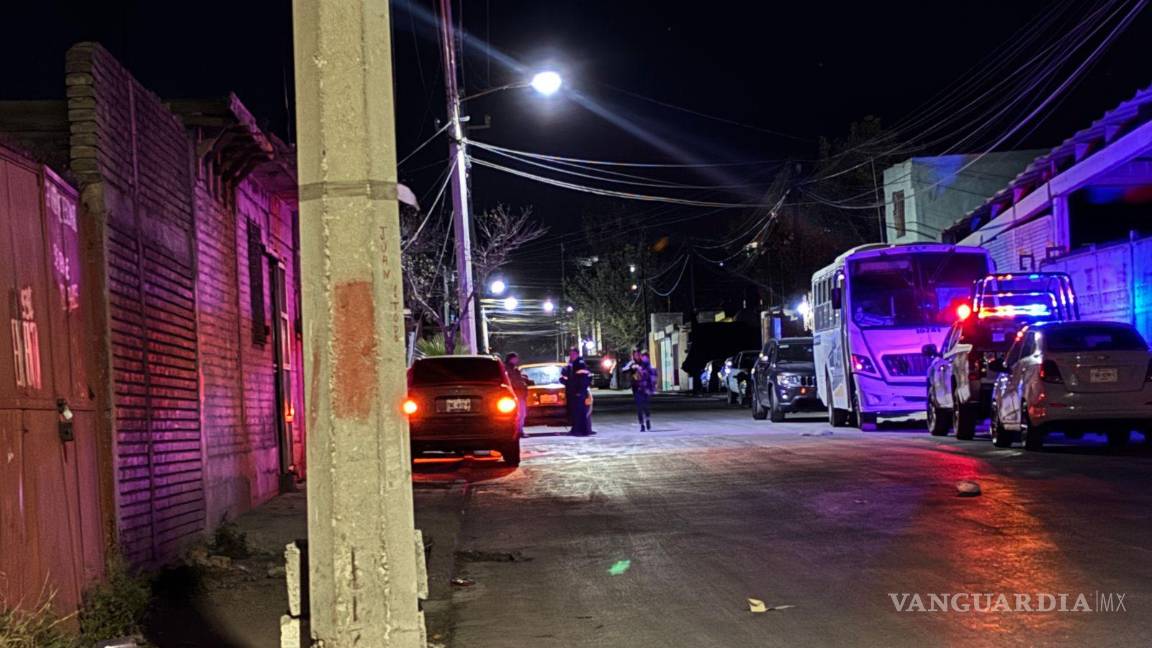 $!Peritos realizaron el peritaje correspondiente antes de ordenar el levantamiento del cuerpo, que fue trasladado al Servicio Médico Forense.