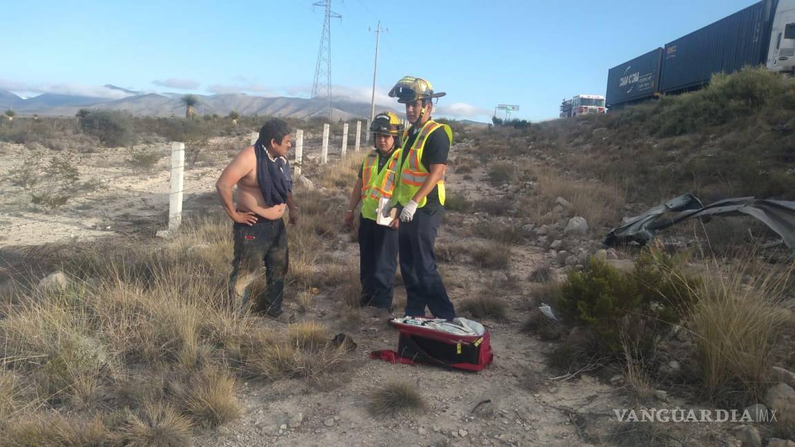 Transportista dormita y sufre aparatosa volcadura en carretera a Zacatecas