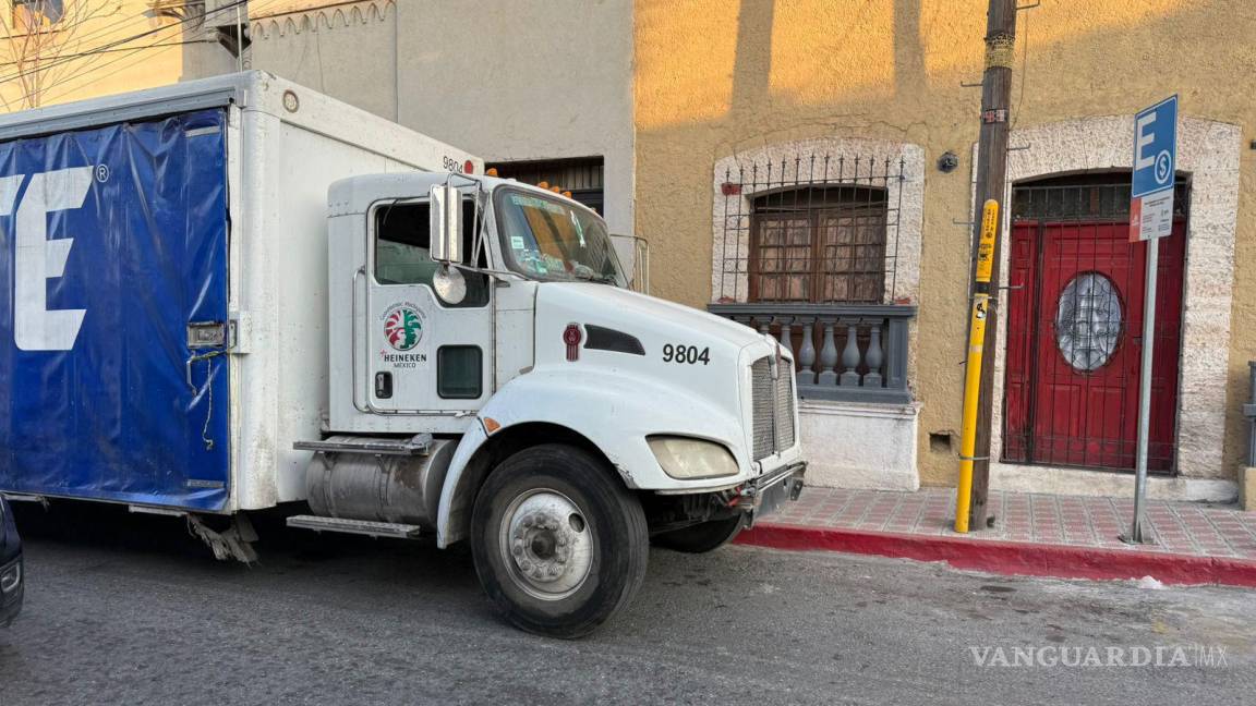 Saltillo: Camión se estaciona más de una hora en lugar prohibido en Centro Histórico