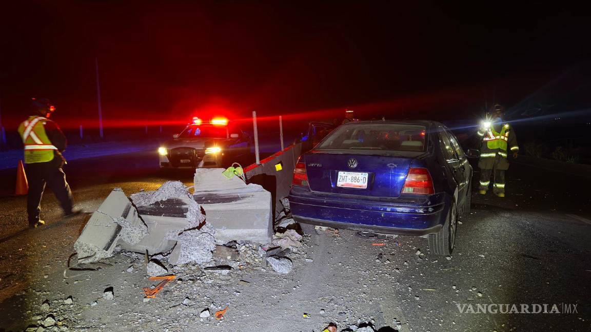$!El auto destruyó la barra de contención tras el impacto.