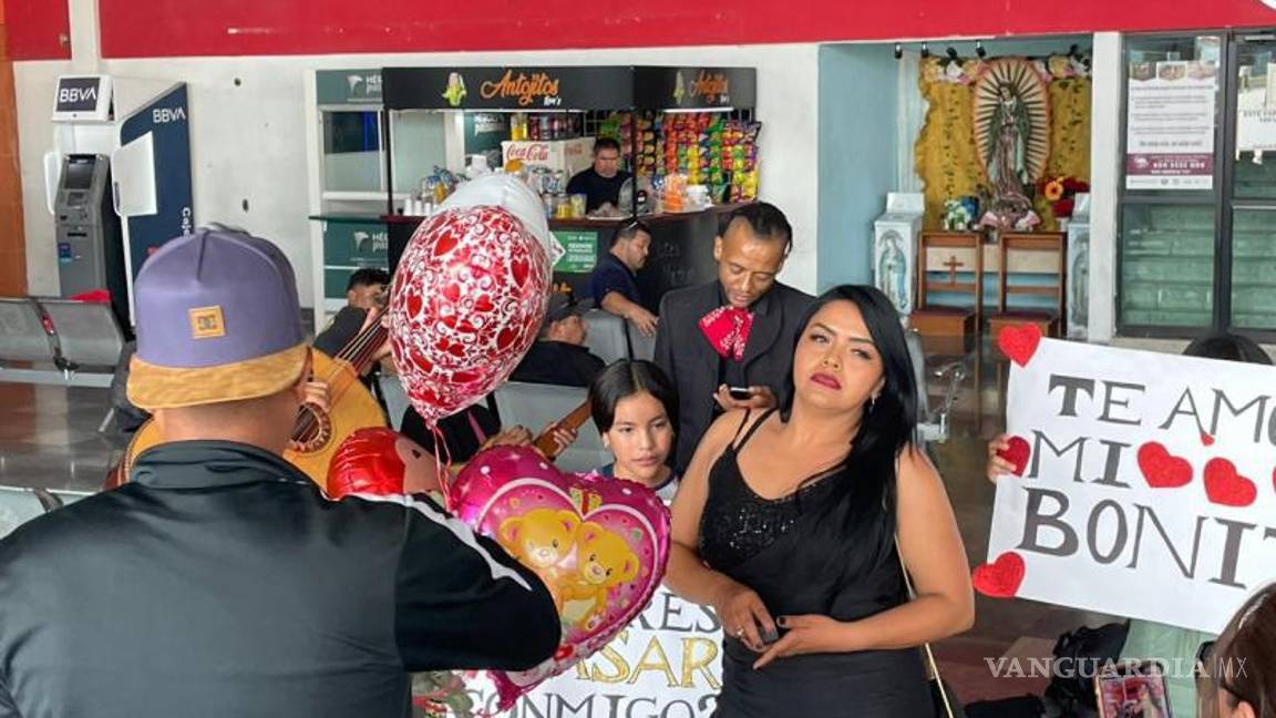 $!La Central de Autobuses fue escenario de una singular petición de matrimonio.