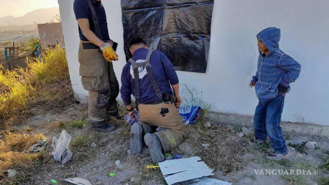 $!Voluntarios entregaron madera, lonas y hules en una colonia afectada por el frío para proteger a los residentes de las inclemencias meteorológicas.