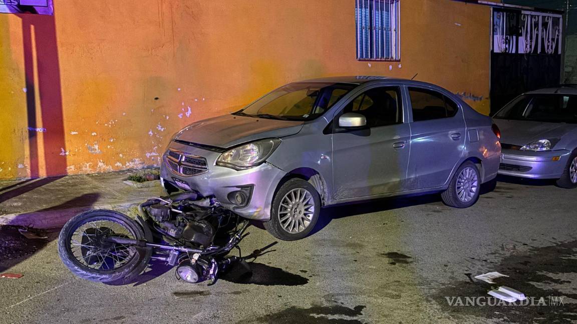 Se pasa motociclista el alto y termina proyectado contra un vehículo estacionado en Saltillo