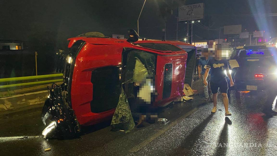 Vuelca conductor ebrio y deja lesionados a su esposa e hijo, en Saltillo; es detenido