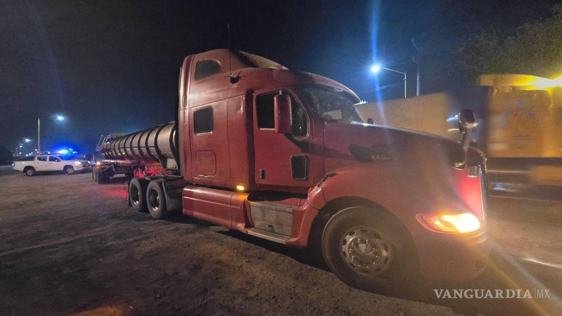 Pipa cargada con 20 mil litros de hidrocarburo es asegurada sobre la carretera Monclova-Monterrey