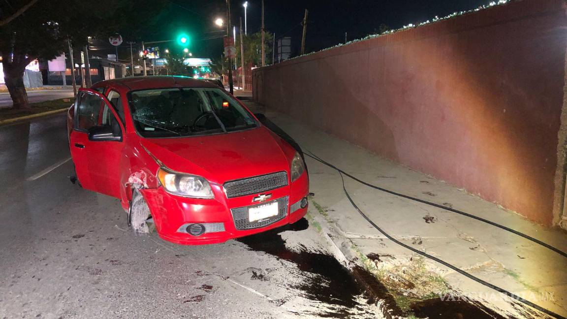 $!El vehículo Chevrolet, conducido por una persona en estado de ebriedad, yace en sentido contrario tras impactarse contra un poste de madera.