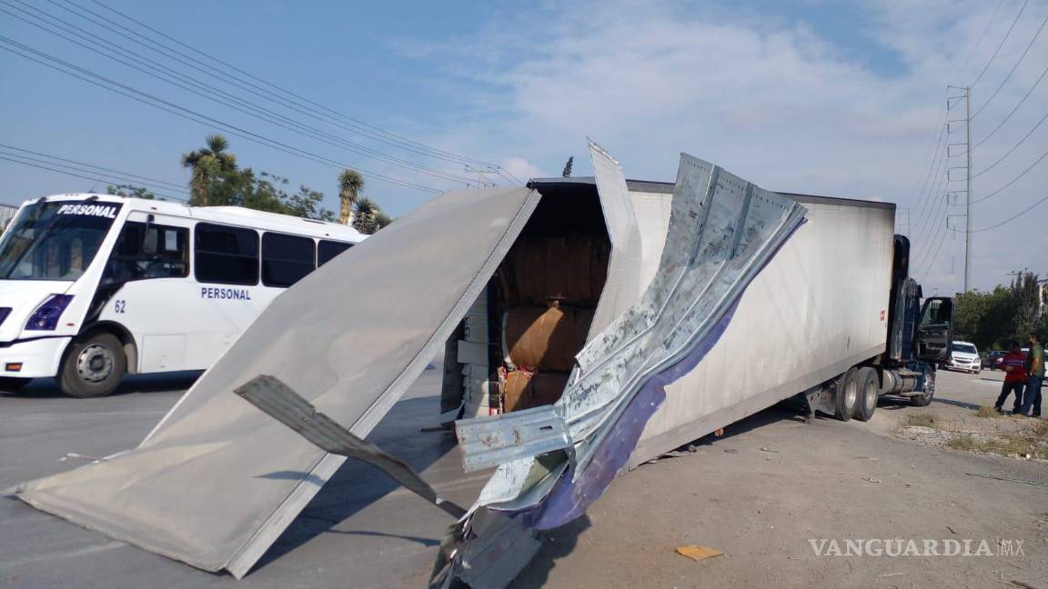$!Al lugar acudió un elemento de la Policía Civil a abanderar el lugar del accidente, en tanto esperaban el apoyo de una grúa para remover la unidad de transporte y los escombros que dejó el accidente.