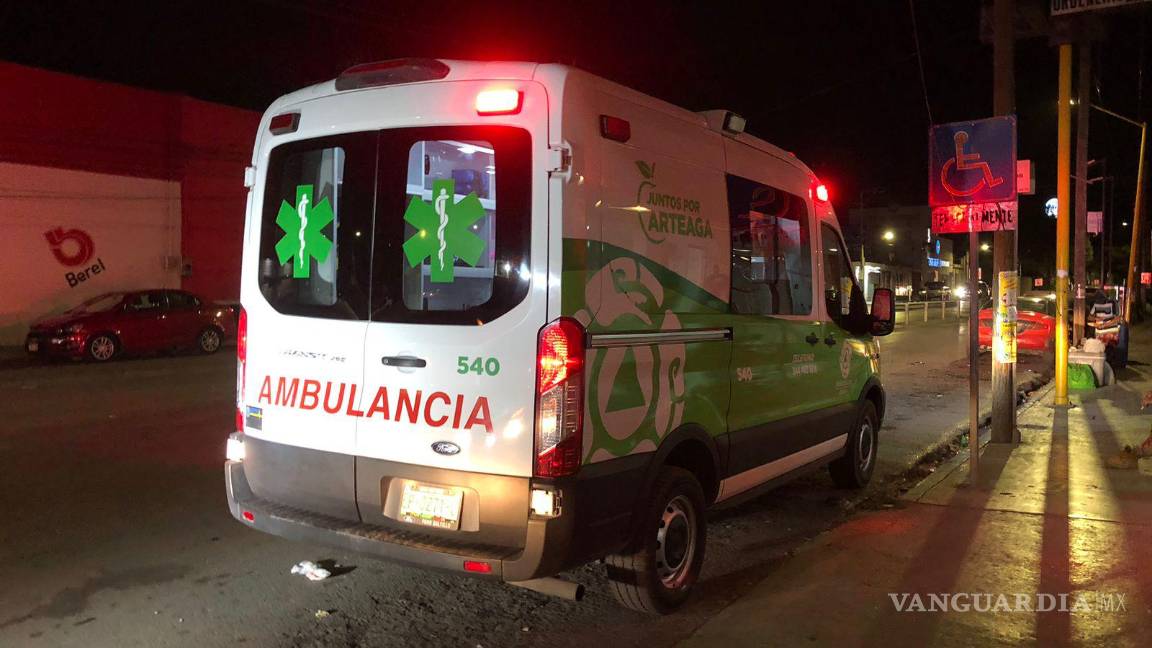 $!Una ambulancia de Arteaga atendió la emergencia.