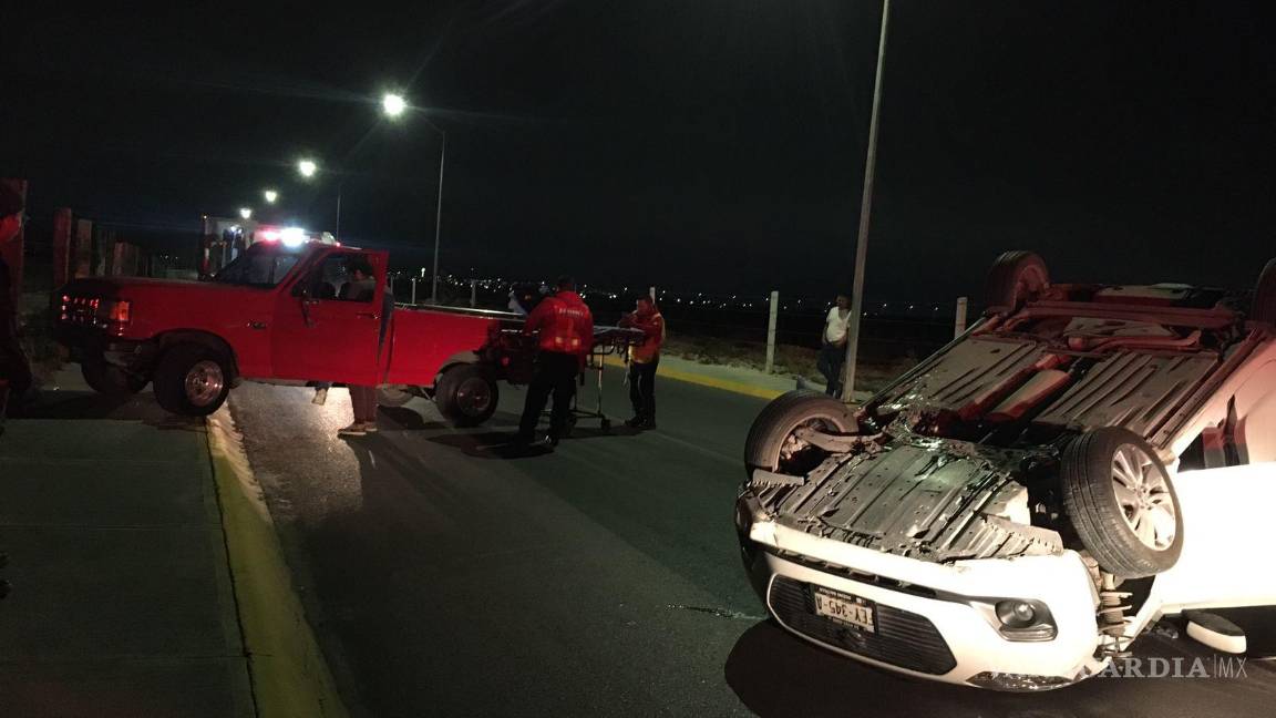 Choca por evitar volcadura en Ramos Arizpe; hay dos heridos