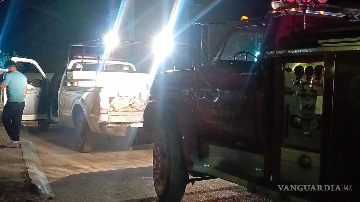 $!Los bomberos aseguraron el área para evitar que el gas acumulado dentro de la vivienda causara un accidente.