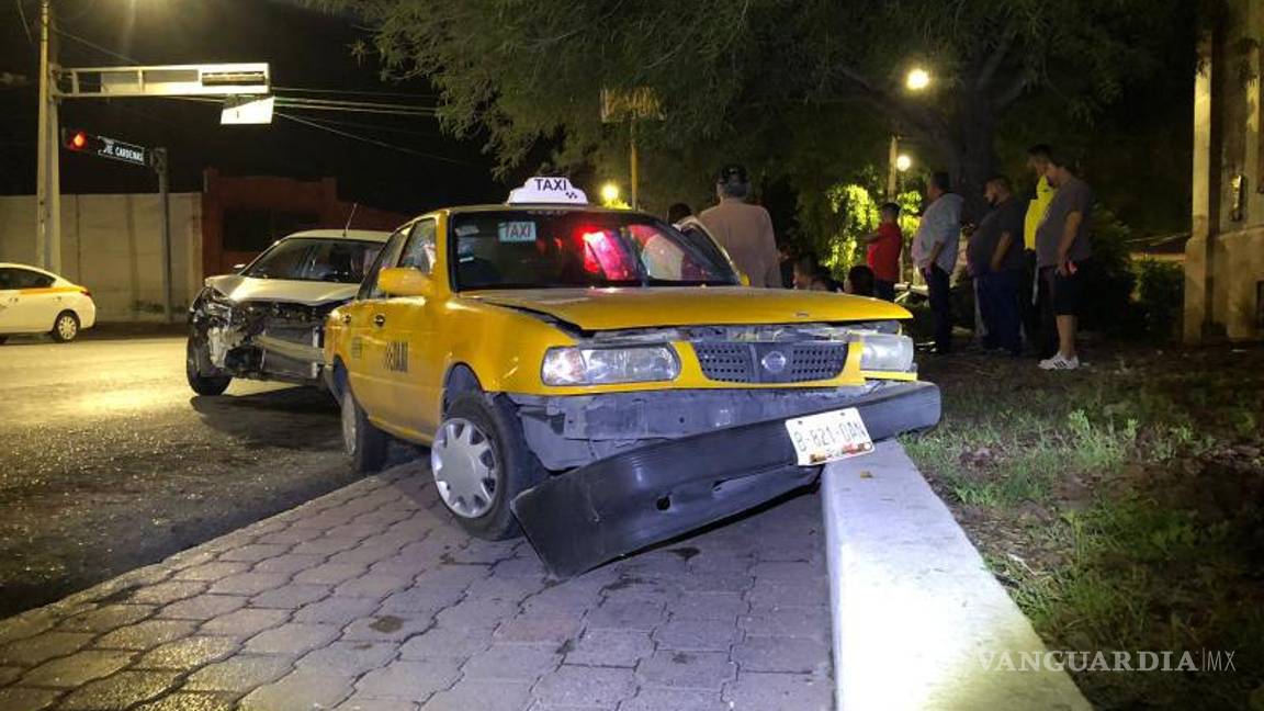 $!Vehículo de alquiler involucrado en el choque en el cruce de Álvaro Obregón y Presidente Cárdenas.