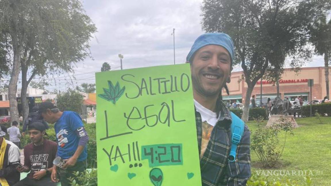 $!Participantes de la marcha portaron pancartas con el lema “Legalización cannabis de calidad y para todos”, exigiendo una regulación justa y accesible.