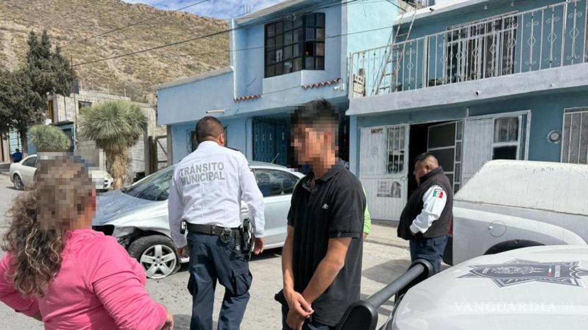 $!El conductor de 19 años salió ileso tras la aparatosa volcadura en calles angostas de la colonia.