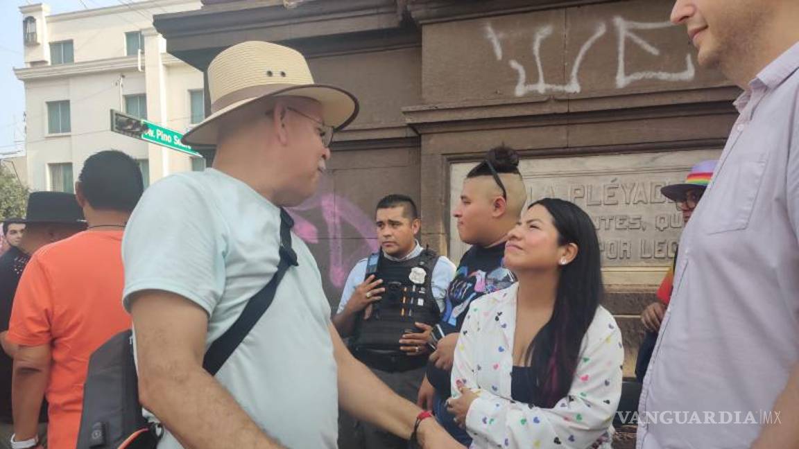 $!A la marcha asistió la senadora Indira Kempis, quien fue captada junto al activista Mario Rodríguez Platas