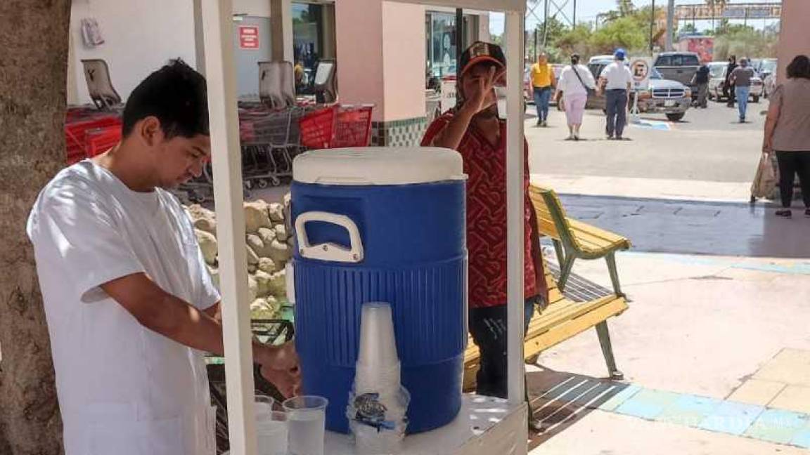 Instalan en plazas de Torreón módulos de hidratación por calor extremo