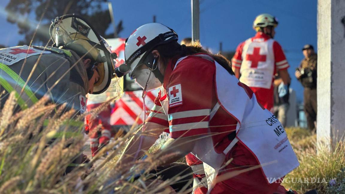 $!Paramédicos de la Cruz Roja valoraron a los lesionados y los trasladaron a hospitales distintos.