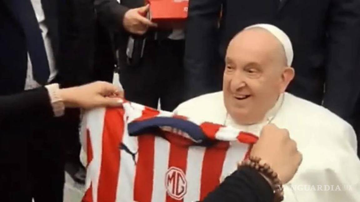 La vez que el Papa Francisco posó con la playera de las Chivas