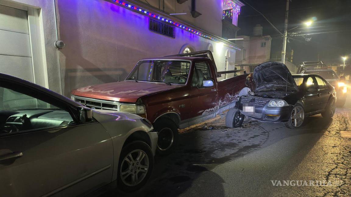 Ebrio se impacta contra dos autos estacionados tras perder el control al poniente de Saltillo