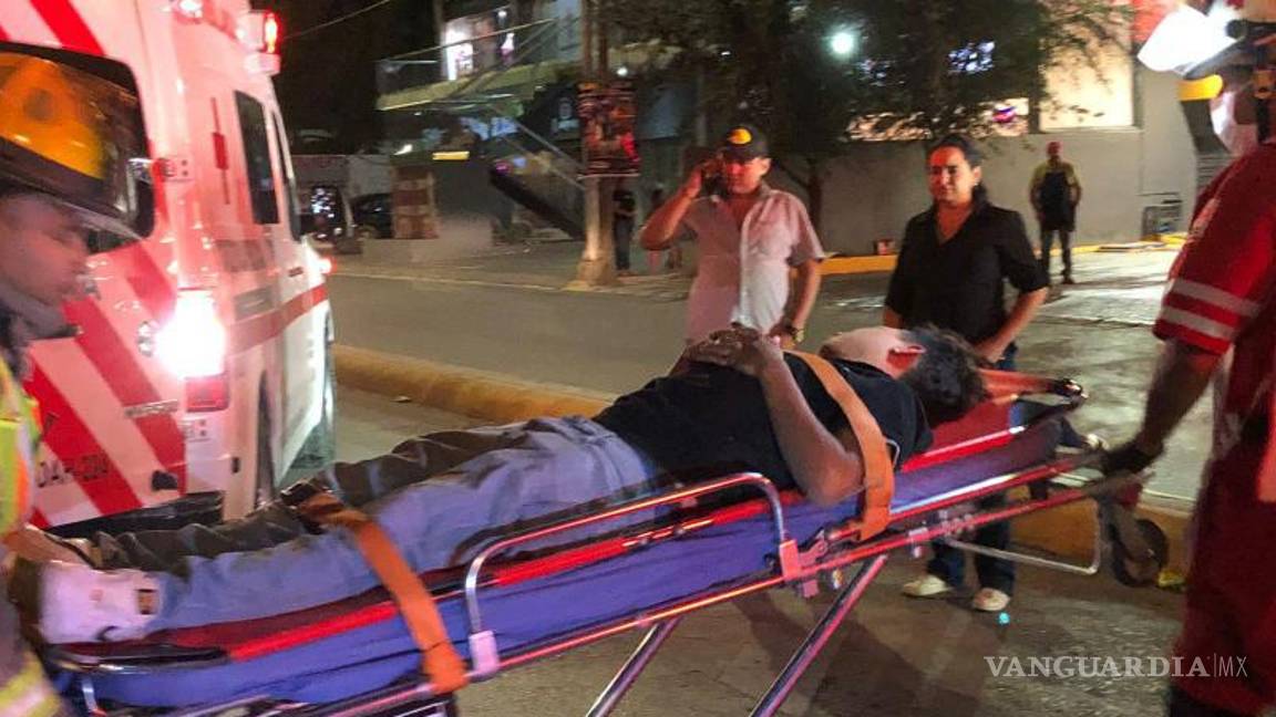 $!Una mujer que llegó al lugar afirmó que conocía a los jóvenes y dijo que el conductor se había marchado porque resultó herido en el accidente.