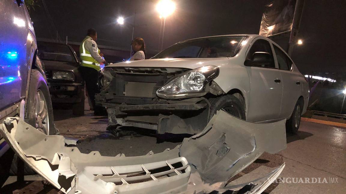 Saltillo: ebria conductora pierde el control de su auto y termina proyectada contra camioneta estacionada