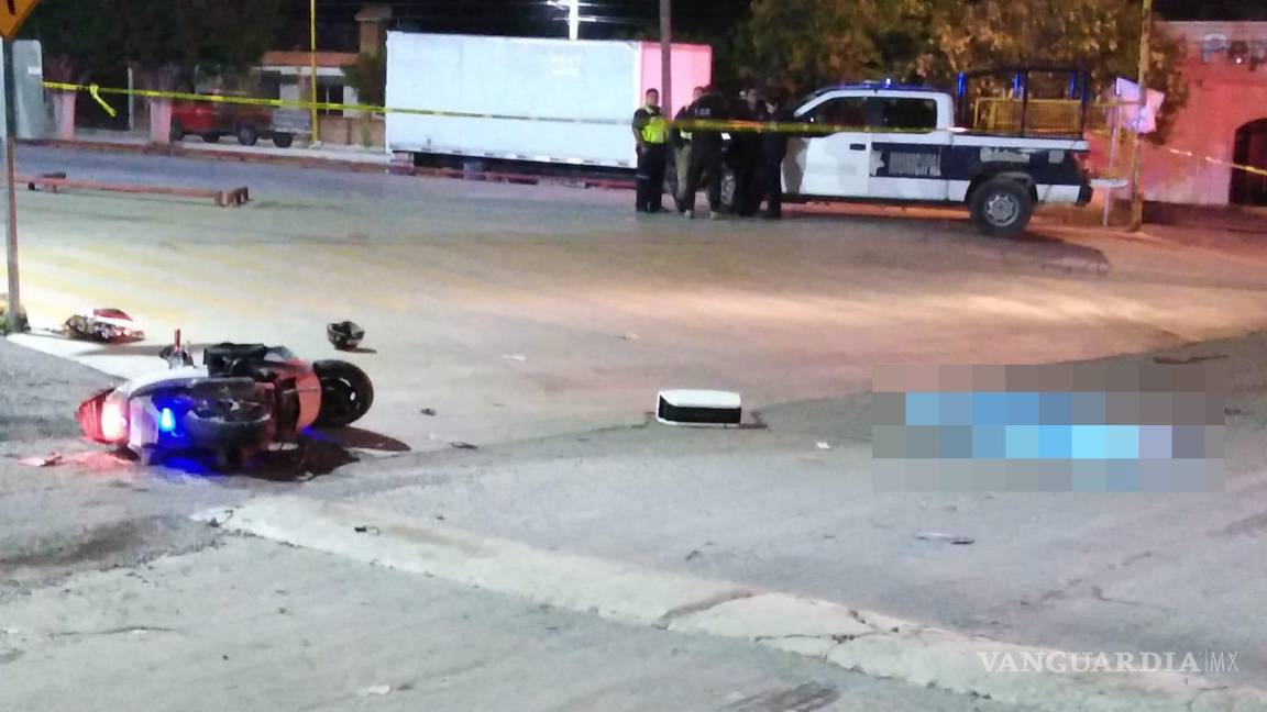 Muere motociclista por fuerte golpe en la cabeza tras choque en Parras; acompañante resulta herido