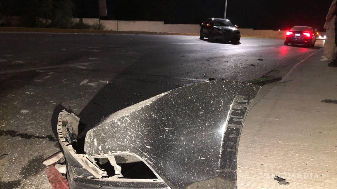 $!El auto terminó con sus piezas regadas.