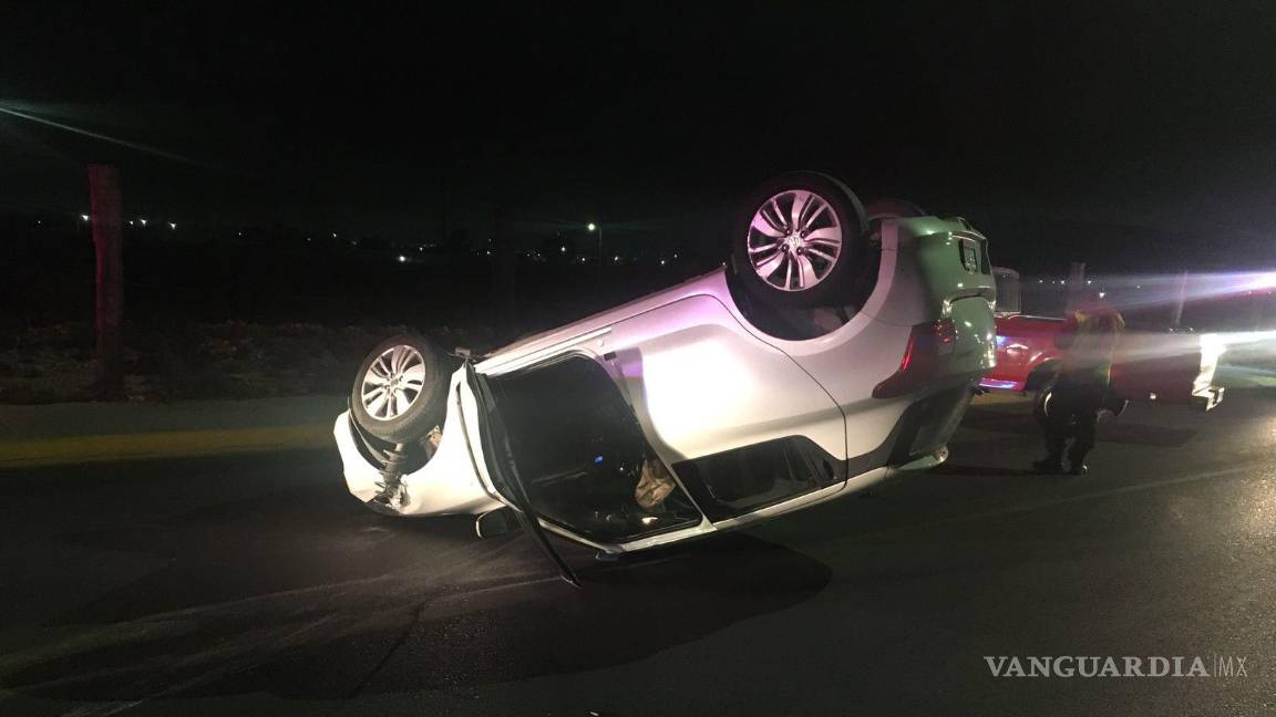 $!Tras el fuerte choque, el vehículo volcó sobre el pavimento.
