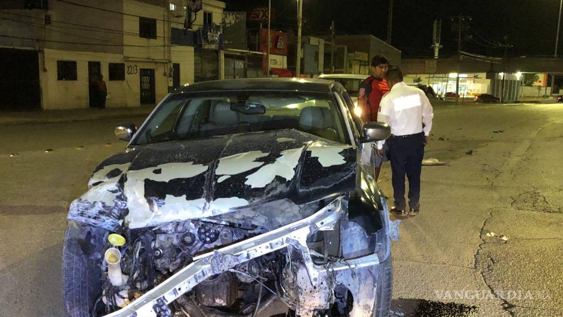 Veloz conductor choca auto, se da a la fuga y vuelve a impactarse, ahora contra un muro, al oriente de Saltillo