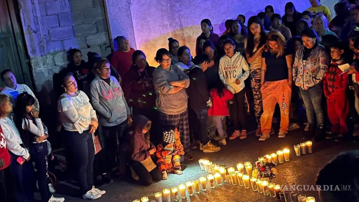 Amigos y familiares realizan oración para menor atropellado por un tráiler en Ramos Arizpe