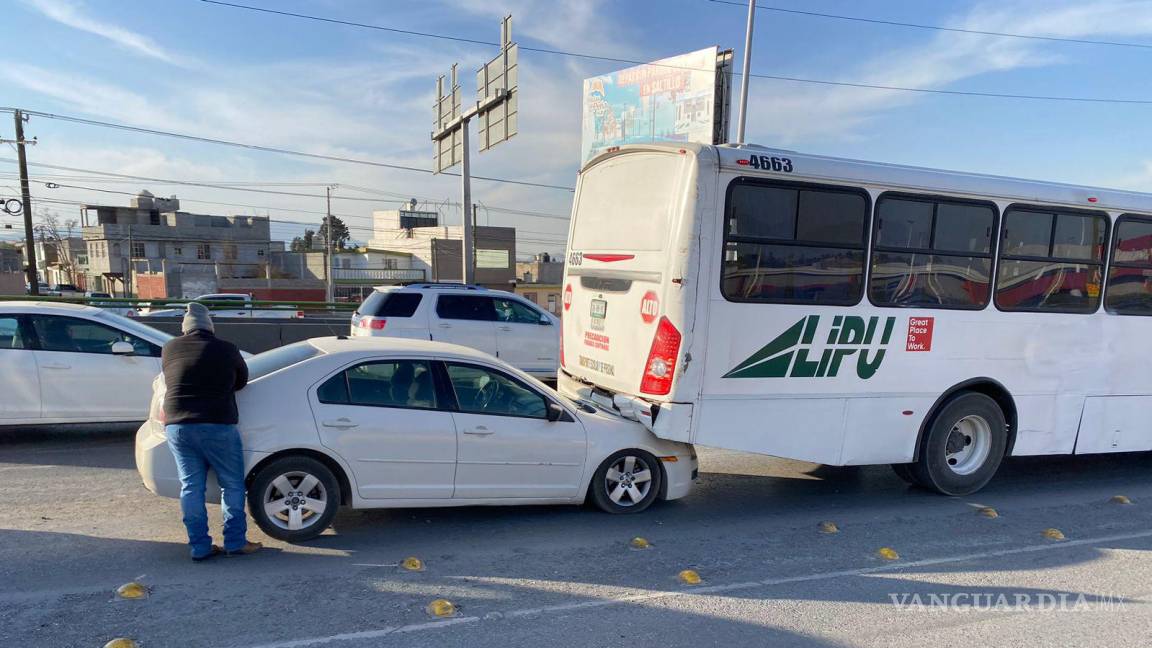 Vehículo choca por alcance contra camión, provoca caos vial en periférico LEA de Saltillo