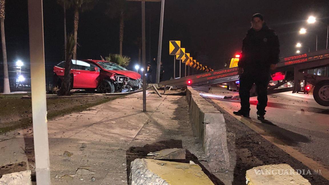 Se salva de milagro; conductor sobrevive a aparatosa volcadura en la carretera Saltillo-Monterrey
