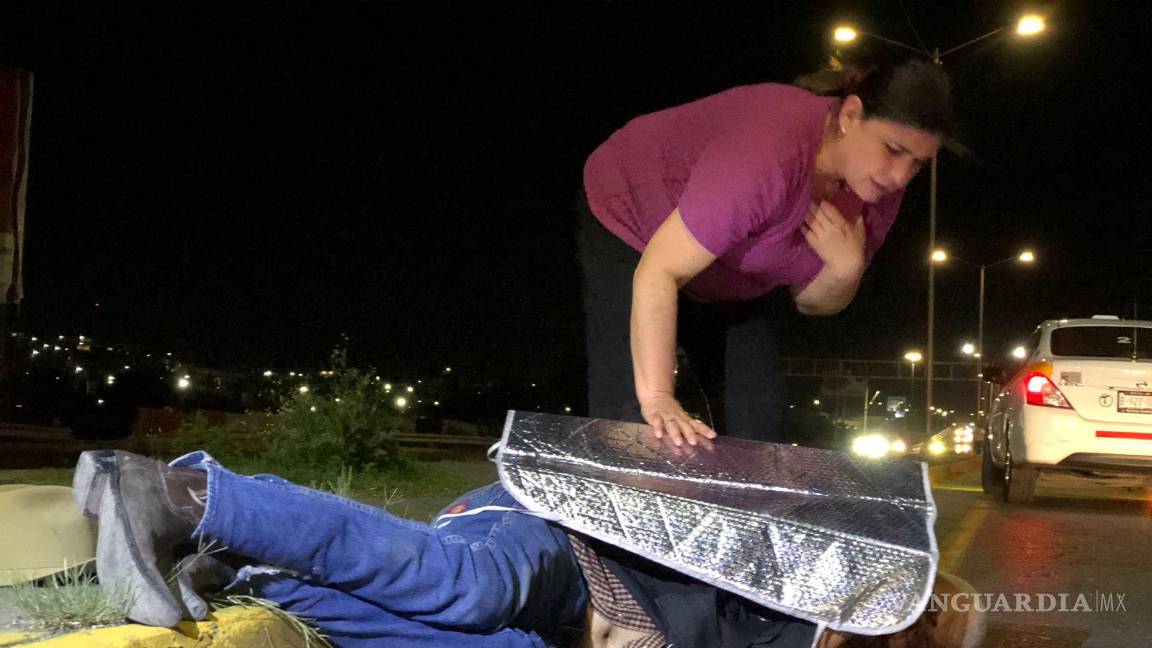 $!Una mujer cubrió al hombre.