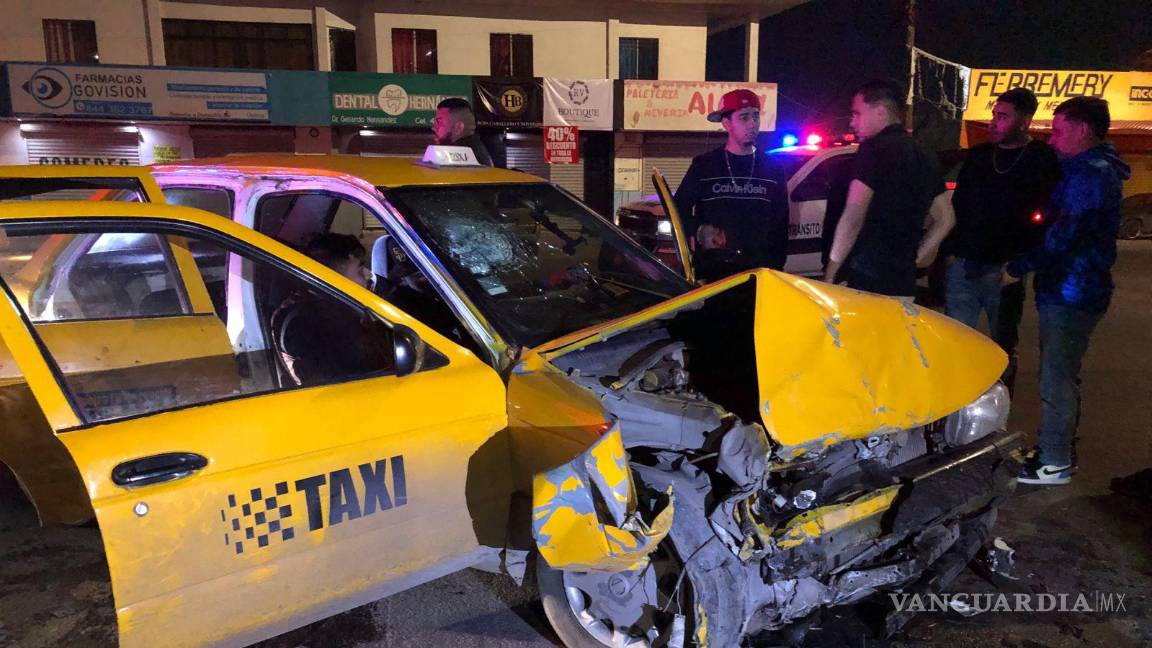 $!El vehículo responsable salió proyectado hacia la banqueta, mientras que el auto afectado quedó totalmente destruido en su parte delantera.