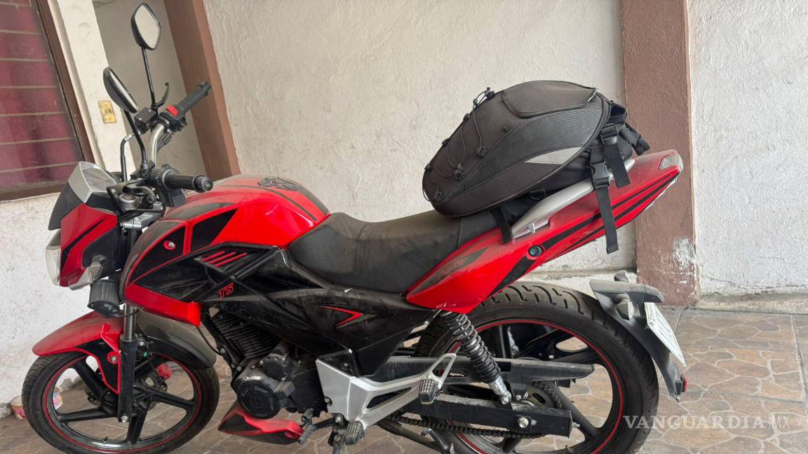 Roban motocicleta en estacionamiento del Centro de Justicia y Empoderamiento para las Mujeres de Saltillo