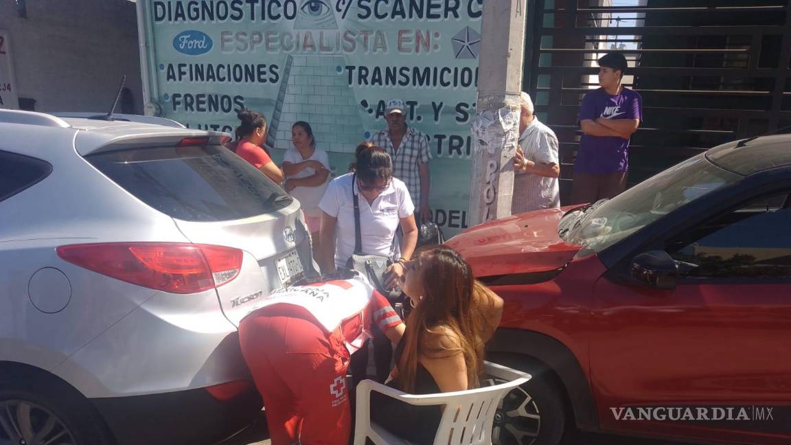 Camión de refrescos se queda sin frenos y prensa a mujer en Saltillo; queda con fractura en pierna