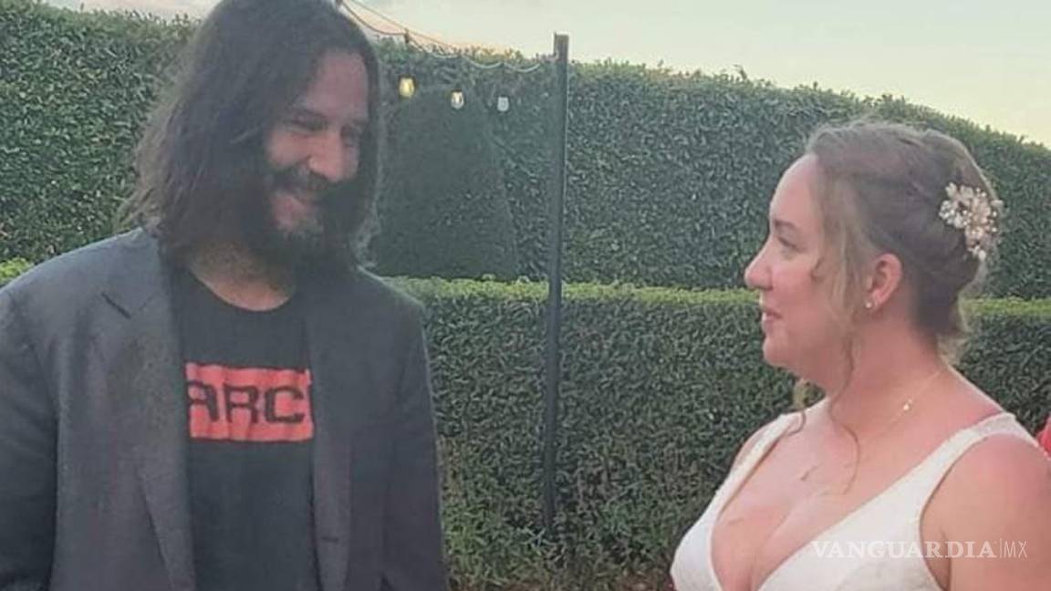 Invitan a su boda a Keanu Reeves ¡y le toma la palabra!