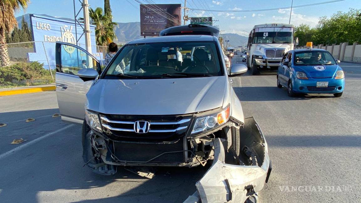 Colisionan dos Odisseys al norte de Saltillo, se registran cuantiosos daños materiales