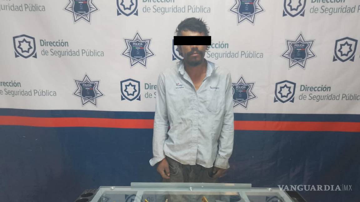 Captado por el C2, hombre es detenido por dañar luminaria en Torreón (video)