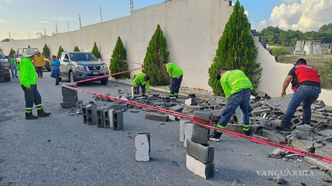 $!Una barda perimetral de casi 100 metros colapsó en Villa Bonita tras las lluvias, lo que generó afectaciones a viviendas y vehículos.