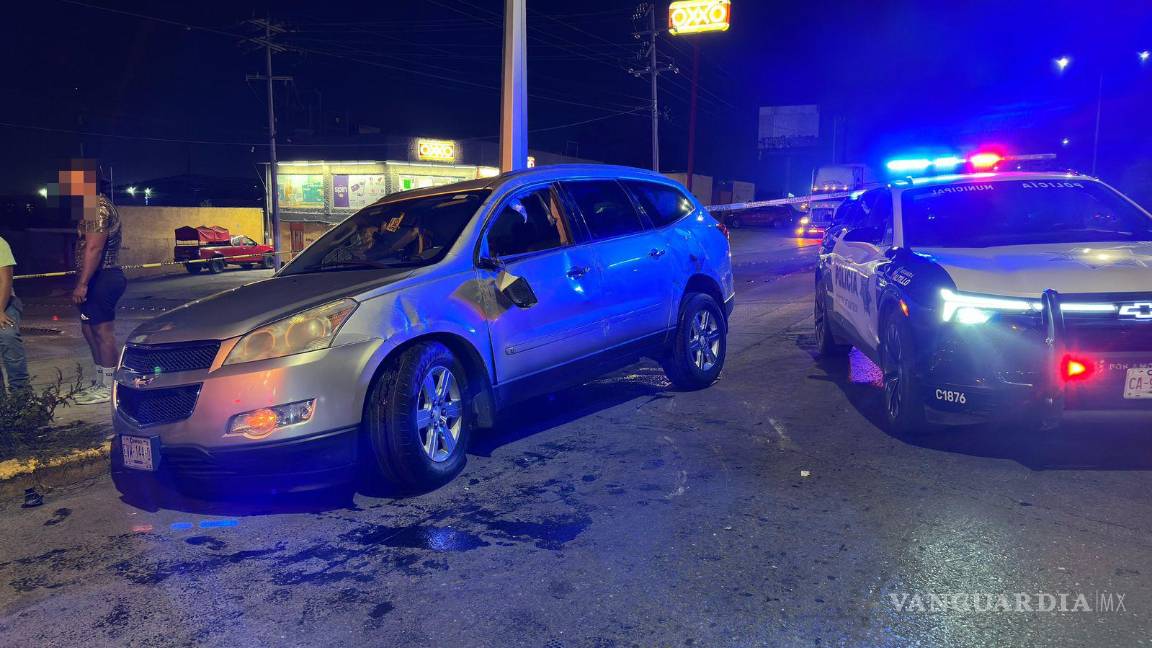 Vuelca tras dormitar al poniente de Saltillo; quedó tendido en el pavimento y fue detenido por ebriedad