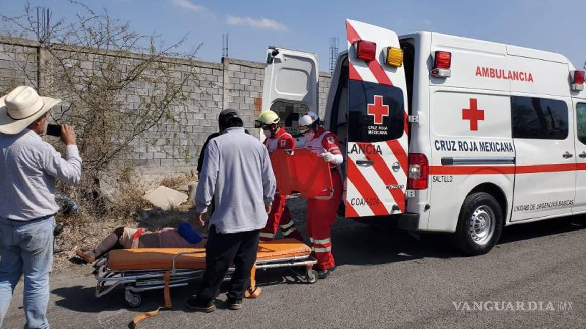 $!Paramédicos de la Cruz Roja atendieron a la mujer lesionada tras la volcadura de la tricimoto en la que viajaba con su esposo en Saltillo.