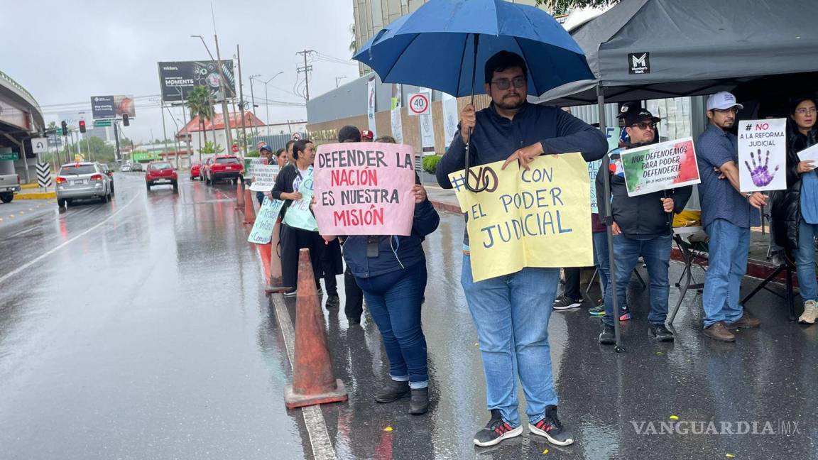 Aun bajo la lluvia, continúan protestas contra Reforma Judicial en Saltillo