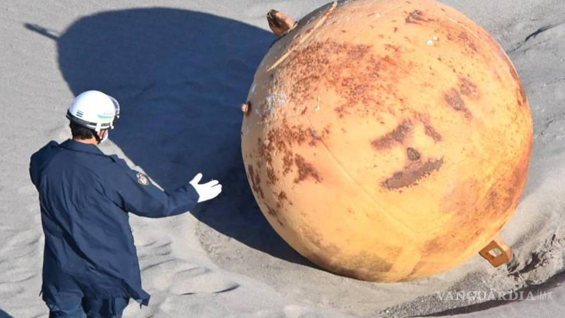 $!La esfera metálica en color mostaza con manchas de oxido fue analizada por rayos X y resultó estar hueca.