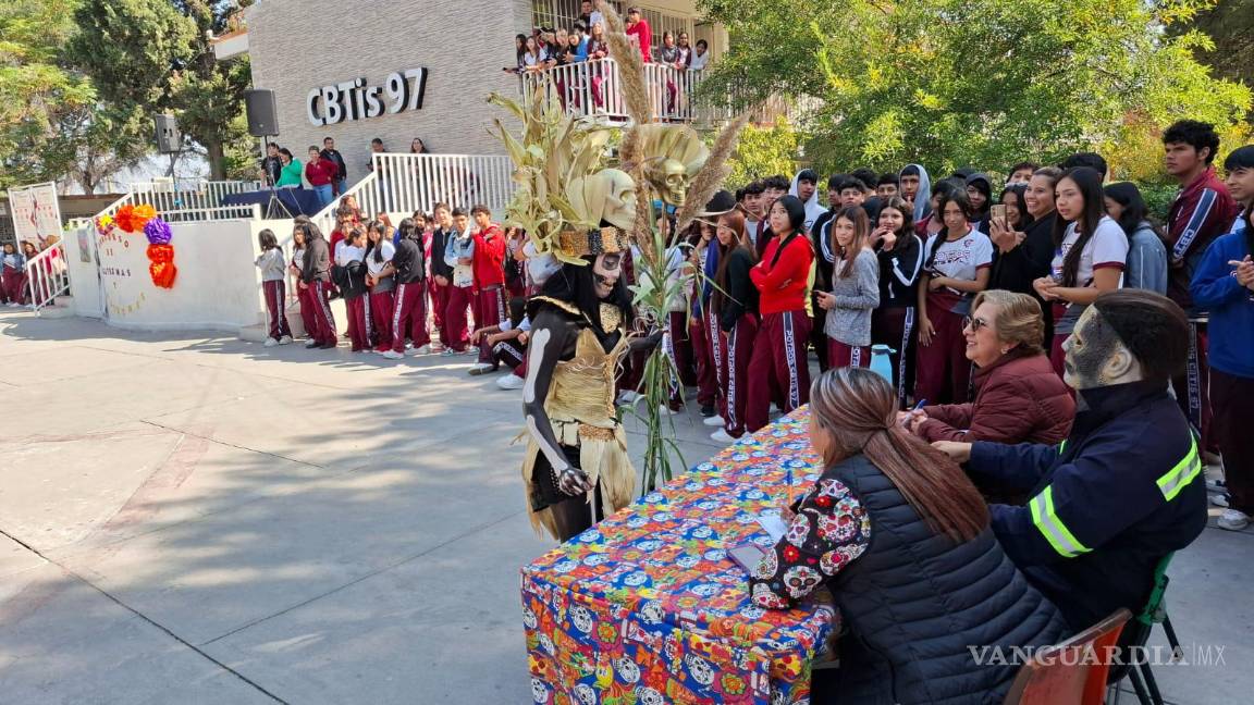 $!La actividad, que involucró a 65 catrinas y 21 catrines, forma parte del programa Aula Escuela Comunidad (PEC - PAEC), que promueve el reciclaje entre los estudiantes.