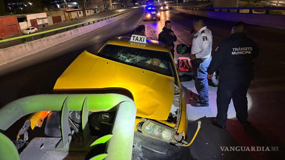 Saltillo: taxista en estado de ebriedad se estampa contra el distribuidor El Sarape