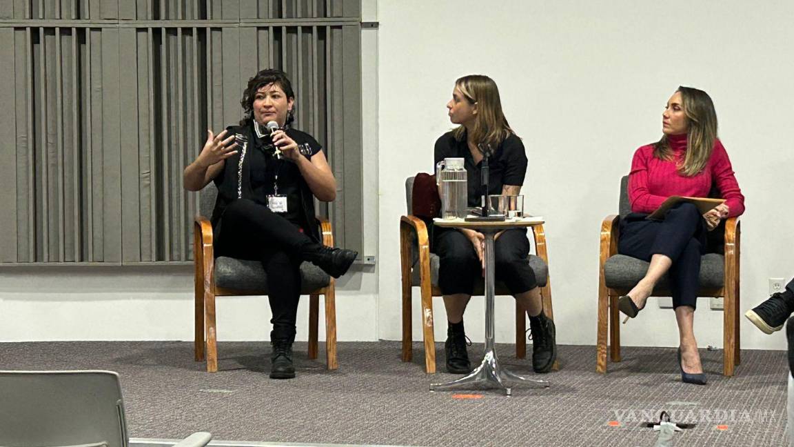 $!Karla Guadarrama (izq.), coordinadora de Medios Digitales de VanguardiaMX, participó en el panel “Nuevos consumos, nuevas narrativas”.