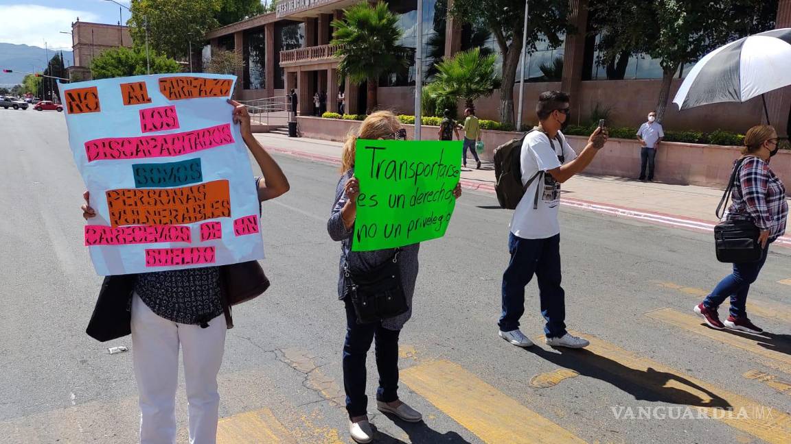 $!Estudiantes, trabajadores, personas con discapacidad y adultos mayores se manifestaron en contra del aumento aprobado.