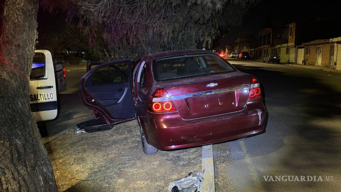 $!Elementos de Tránsito Municipal remolcaron el automóvil al corralón.