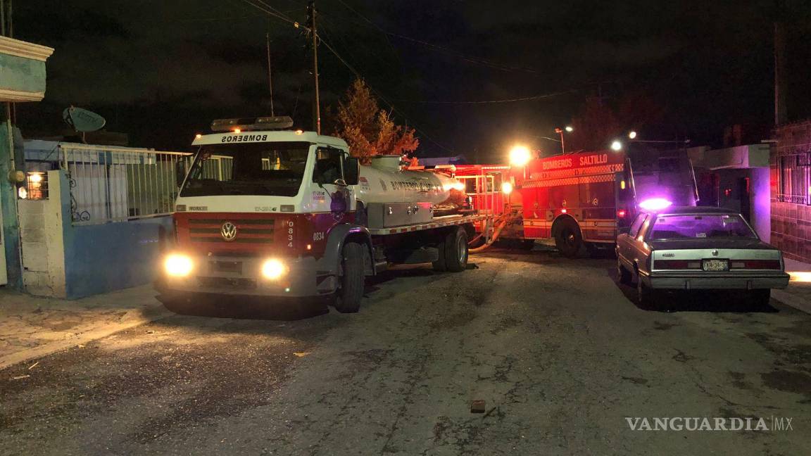 $!A pesar de la intensidad de las llamas, la rápida intervención de los bomberos evita lesiones, dejando solo un gran susto para los residentes que presenciaron el incidente.