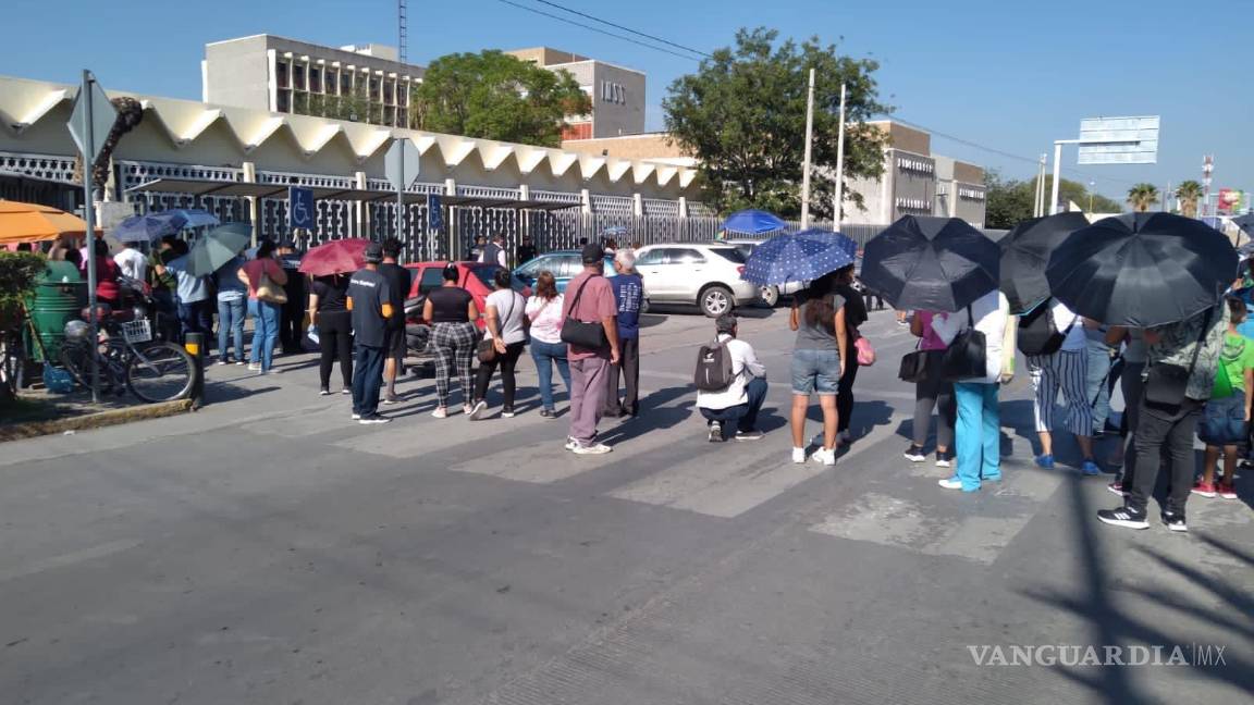 Hartos del ‘no hay medicina’ o ‘se cayó el sistema’, toman derechohabientes bulevar de Torreón